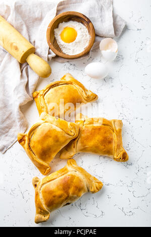 Chilenischen EMPANADAS DE PINO. Tag der Unabhängigkeit backen Konzept. Empanadas auf weißem Hintergrund. Stockfoto