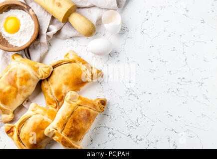 Chilenischen EMPANADAS DE PINO. Tag der Unabhängigkeit backen Konzept. Empanadas auf weißem Hintergrund. Stockfoto