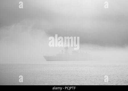 Halifax - class Patrol Fregatte HMCS ST. JOHN'S zurück nach Halifax, Nova Scotia, Kanada, im Nebel von einem NATO-Einsatz in Übersee. Stockfoto