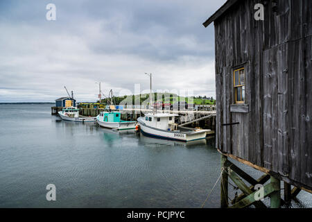 Fischerboote Linie der Regierung Wharf in Lunenburg, Nova Scotia, Kanada. Stockfoto