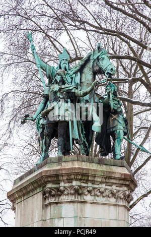 PARIS, Frankreich, März 2018: Karl der Große und seine Wachen Monument, das sich direkt neben der Kathedrale Notre Dame Stockfoto