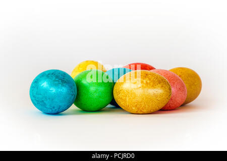 Malte Ostern huhn eier Close-up auf einem weißen Hintergrund. Stockfoto