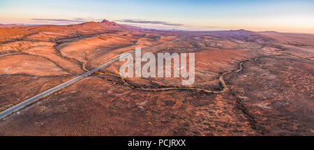 Antenne Panorama der Sonnenuntergang über robuste alien Landschaft der Flinders Ranges in Südaustralien Stockfoto