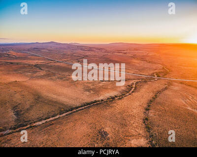 Sonnenuntergang Sun flare über die fremden Landschaft der Flinders Ranges in Südaustralien Stockfoto