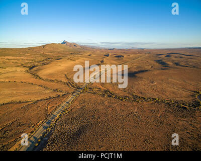 Antenne Landschaft des Outback Highway durch die Flinders Ranges bei Sonnenuntergang in Südaustralien Stockfoto