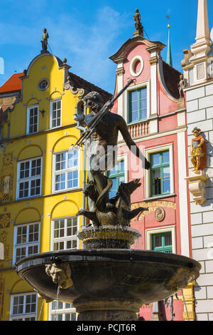 Danziger Neptun-Brunnen, Panoramablick auf den Neptun-Brunnen aus dem 17. Jahrhundert, gelegen im historischen Königsweg der Altstadt von Danzig, Polen. Stockfoto