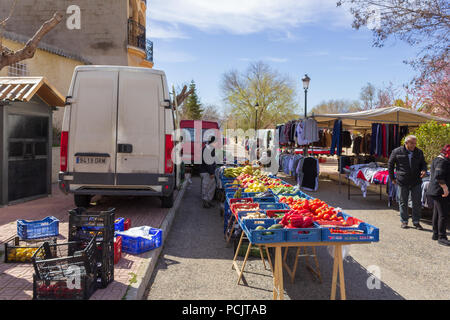 Markttag in einer kleinen ländlichen Stadt in Spanien, Provinz Oria Almeria, Andalucía Spanien Stockfoto
