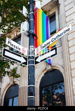 Sainte Catherine und Rue du Plessis Straßenschilder und einen Regenbogen, Gay Pride Flag im Gay Village von Montreal, Kanada Stockfoto