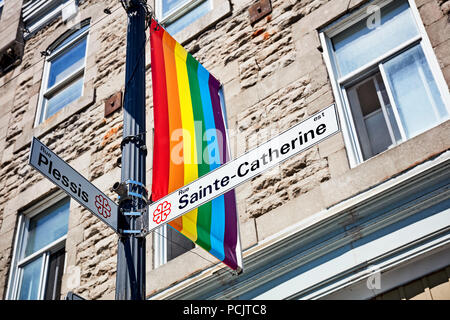 Sainte Catherine und Rue du Plessis Straßenschilder und ein Regenbogen Flagge im Gay Village von Montreal, Kanada Stockfoto