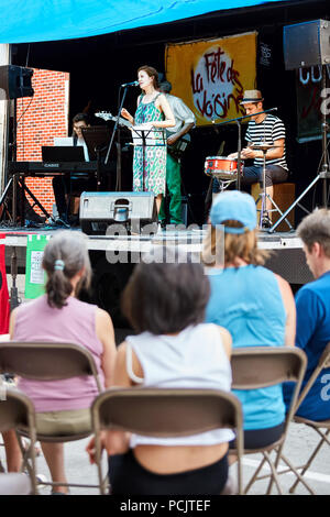 Montreal, Kanada - Juni, 2018. Das Publikum ist gerade eine lokale jazz band Konzert auf der Freilichtbühne in Montreal, Quebec, Kanada. Redaktionelle Verwendung. Stockfoto