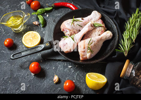 Roh ungekocht Hähnchenschenkel, Drumsticks auf Stein, Fleisch mit Zutaten zum Kochen. Stockfoto