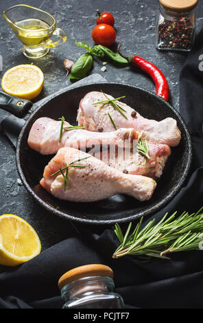 Roh ungekocht Hähnchenschenkel, Drumsticks auf Stein, Fleisch mit Zutaten zum Kochen. Stockfoto