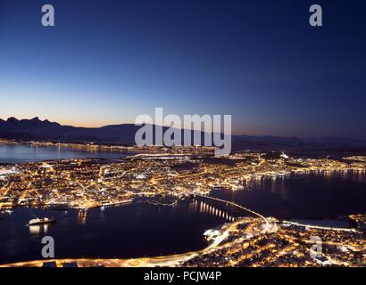 Tromsø Blick auf die Stadt bei Nacht von fjellheisen Peak Stockfoto