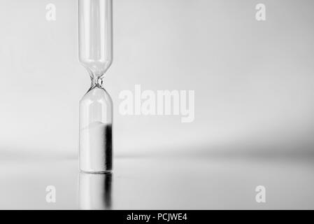 Die Zeit ist vorbei. Leere Sanduhr. Schwarz-weiß Foto mit Platz für Text. Stockfoto