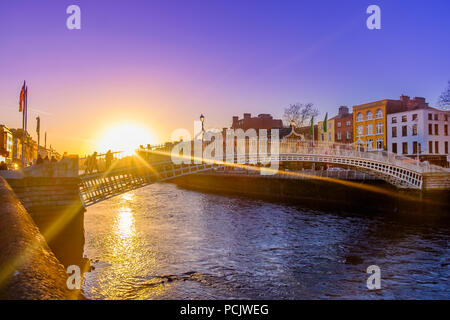 The Liffey Bridge über den Fluss Liffey bei Sonnenuntergang, Dublin, Irland, März 2018 Stockfoto