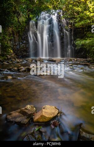 Lange Belichtung geschossen von einem Wasserfall und Fluss im Sommer Stockfoto