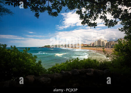 Der große Strand von Biarritz und das Miramar Beach (Côtes-d'Armor - Bretagne - Frankreich). Stockfoto