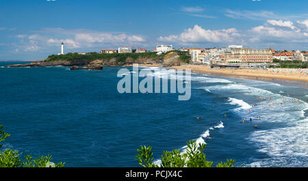 Der große Strand von Biarritz und das Miramar Beach (Côtes-d'Armor - Bretagne - Frankreich). Stockfoto