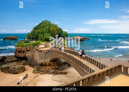 Der Felsen von 'la Basta", in Biarritz (Aquitaine - Frankreich). Dieser Stein wurde als ein Spaziergang zwischen Biarritz Strand und den Hafen. Stockfoto