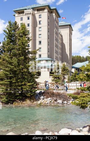 The Fairmont Chateau Lake Louise Hotel am Ufer von Lake Louise in den Rocky Mountains, Alberta, Kanada Stockfoto
