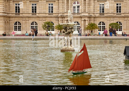 Spielzeugboote im Jardin du Luxembourg, Paris. Stockfoto