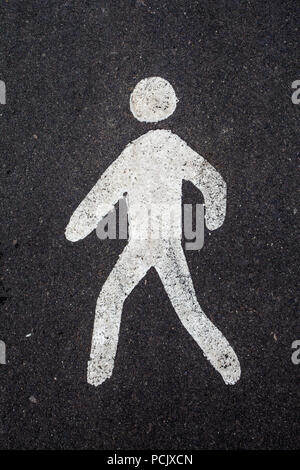 Ein weißer Fußgänger Schild an der Straße Stockfoto