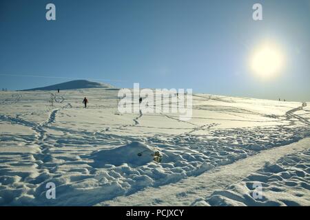 Menschen joggen am Fjellheisen Peak an einem kalten Wintertag Stockfoto
