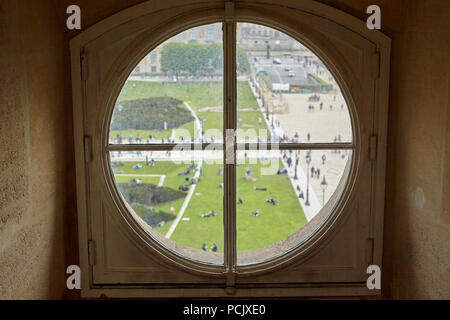 Blick durch windowLuxembourg Gärten, Paris Frankreich Stockfoto