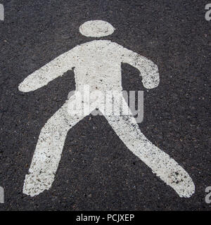 Ein weißer Fußgänger Schild an der Straße Stockfoto