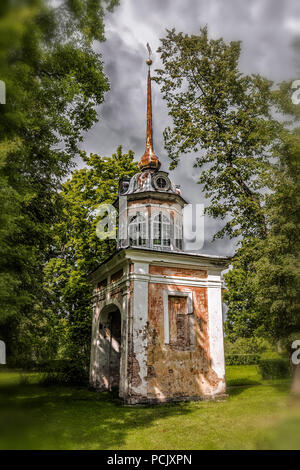 Elemente der Architektur und Gebäude im barocken Stil im Park. Stockfoto