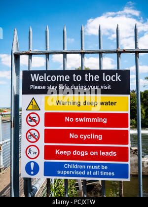 Warnschild, Tage Lock, Lock und Wier, Themse, nr Dorchester auf Themse, Oxfordshire, England, UK, GB. Stockfoto