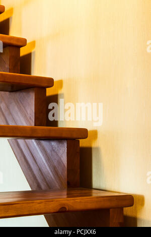 Teil der hölzerne Treppe, in der Nähe auf. Stockfoto