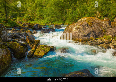 Schöne Mountain River in der Nähe der Trollstigen, Norwegen Stockfoto