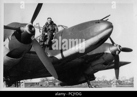 Bild von einem Fotoalbum im Zusammenhang mit der II. Gruppe Jagdgeschwader 3: Hauptmann Gordon Gollob wirft mit seiner Messerschmitt Bf 110 Kämpfer. Gollob war das Eichenlaub zu Überqueren der Ritter des Eisernen Kreuzes am 26. Oktober 1941 vergeben, während er Gruppenkommandeur der II./JG 3 war. Stockfoto