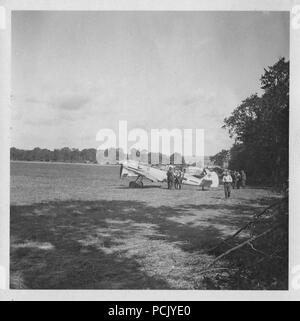 Bild von einem Fotoalbum im Zusammenhang mit der II. Gruppe Jagdgeschwader 3: Hauptmann Erich von Selle, gruppenkommandeur der II./JG 3 vom 1. Februar 1940 bis 30. September 1940, Gespräche mit Bodenpersonal neben seinem Flugzeug in Wierre-au-Bois Flugplatz in Frankreich, Sommer 1940. Sein Flugzeug trägt drei 'Töten' Markierungen der fin. Stockfoto