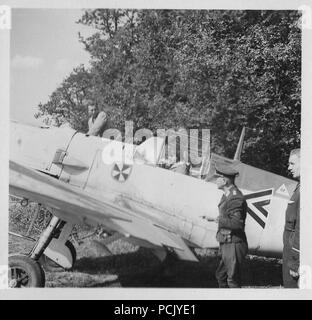 Bild von einem Fotoalbum im Zusammenhang mit der II. Gruppe Jagdgeschwader 3: Hauptmann Erich von Selle, gruppenkommandeur der II./JG 3 vom 1. Februar 1940 bis 30. September 1940, Taxis aus Wierre-au-Bois Flugplatz in Frankreich, Sommer 1940. Stockfoto