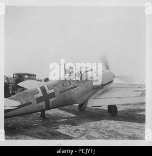 Bild von einem Fotoalbum im Zusammenhang mit der II. Gruppe Jagdgeschwader 3: Dieses Flugzeug wird geglaubt, Messerschmitt Bf 109 E-4 (Werk Nr. 5205) der Oberstleutnant Hasso von Wedel, in dem er über England geschossen wurde und am 15. September 1940 aufgenommen. Stockfoto