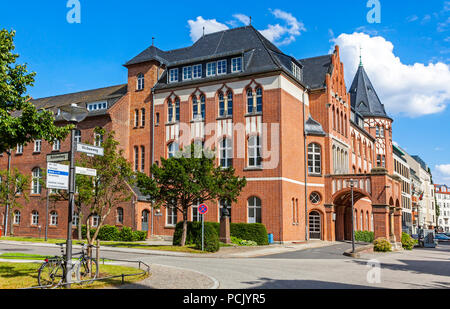 BERLIN, DEUTSCHLAND - 1. Juli 2014: Die Charite Universitatsmedizin Berlin, Europas größtes Universitätsklinikum. Zentrales Gebäude des Campus Charité Mitte ( Stockfoto