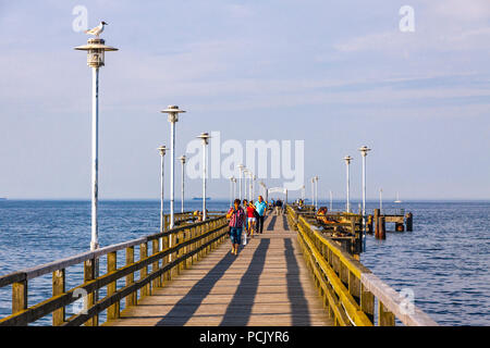 Seebrücke Ahlbeck (Seebrucke Ahlbeck) - Pleasure Pier in Ahlbeck auf der Insel Usedom. Die älteste Pier in Deutschland Stockfoto