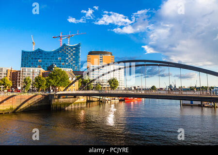 Stadt von Lagerhallen Bezirk (Speicherstadt) in Hamburg. Gebäude der Elbphilharmonie (Elbphilharmonie) auf Hintergrund Stockfoto