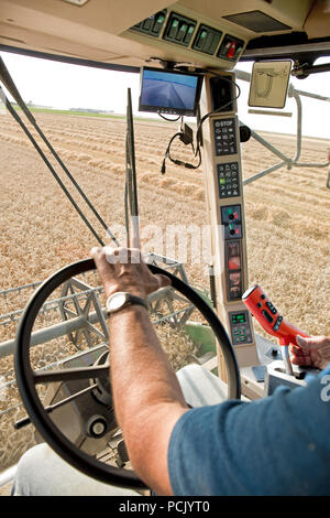 Der Landwirt betrieben die Computer seiner während der Ernte von Weizen kombinieren. Viel Arbeit wird von Computern übernommen Stockfoto