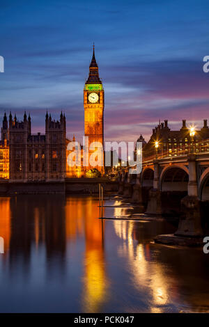 Das Elizabeth Tower (Big Ben) und die Westminster Bridge, London, England Stockfoto