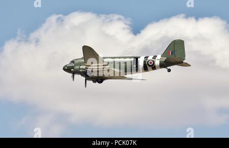 RAF die Schlacht um England Memorial Flight C-47 Dakota ZA947 ist nun lackiert Dakota FZ 692 No 233 Squadron, um den D-Day Zeitraum 1944 zu vertreten Stockfoto