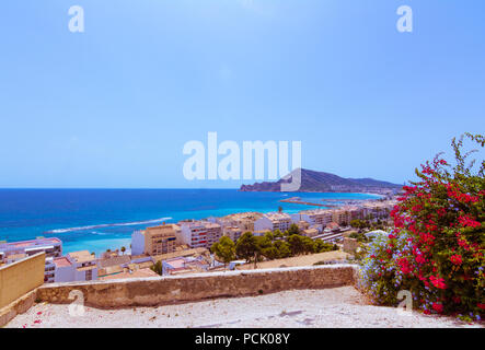 Panorama auf die Bucht von Altea, Punta Bombarda Cape und das Mittelmeer an der Costa Blanca aus dem Blick Punkt in Altea, Spanien Stockfoto