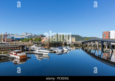 Schöne Stadtbild von Trondheim mit Yachten und Fußgängerbrücke Stockfoto
