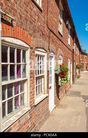 Wareham Dorset England August 02, 2018 Alte Cottages in West Street mit Blumenschmuck Stockfoto