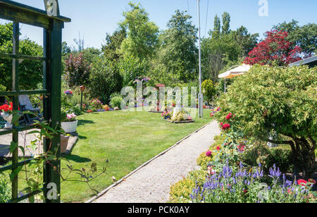 Zaandam, Niederlande, 2. Juli 2018: Gartenhaus von einem hübschen Garten umgeben in den Niederlanden Stockfoto