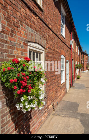 Wareham Dorset England August 02, 2018 Alte Cottages in West Street mit Blumenschmuck Stockfoto