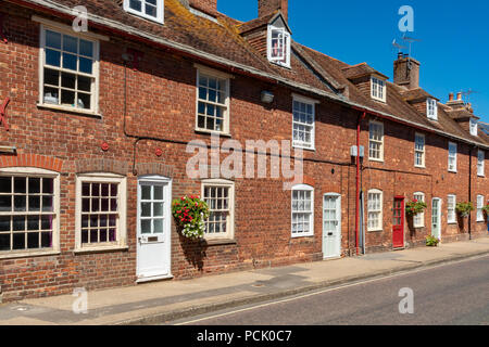 Wareham Dorset England August 02, 2018 Alte Cottages in West Street mit Blumenschmuck Stockfoto