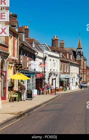 Wareham Dorset England August 02, 2018 Alte Cottages in West Street mit Blumenschmuck Stockfoto